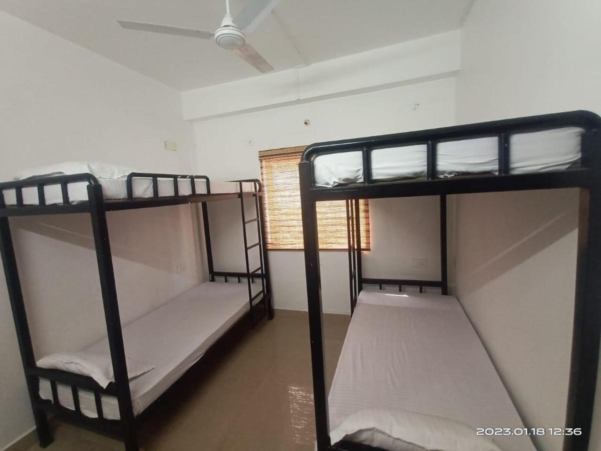 Travelers Hostel Guwahati Buitenkant foto