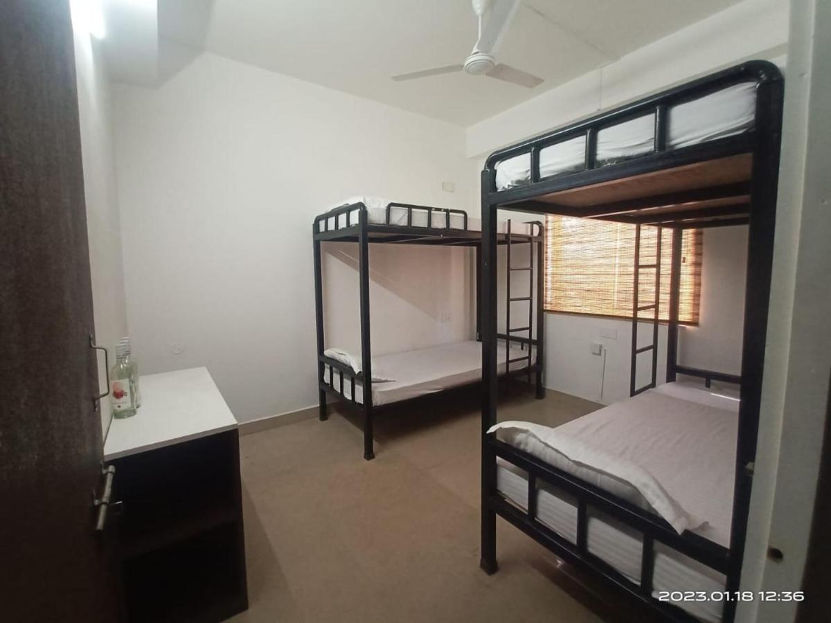 Travelers Hostel Guwahati Buitenkant foto