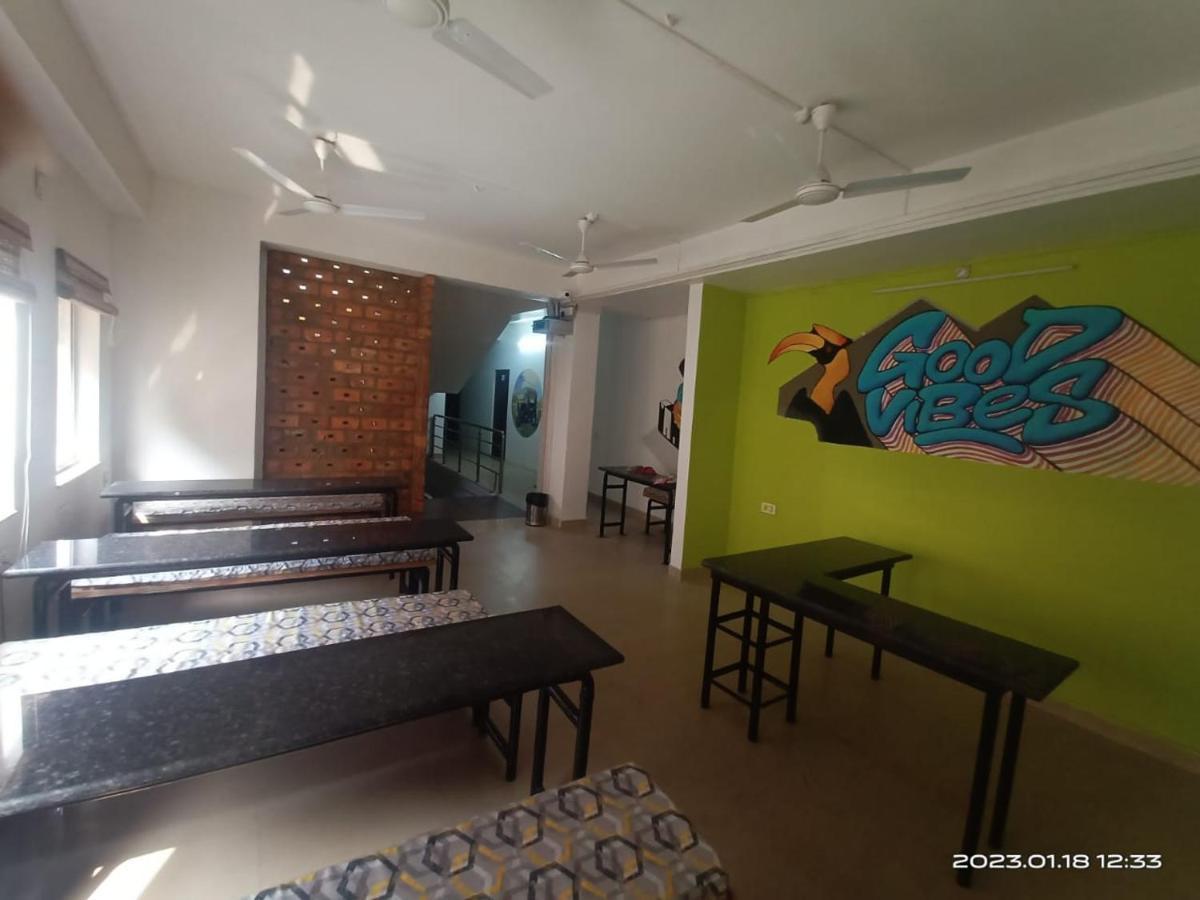Travelers Hostel Guwahati Buitenkant foto